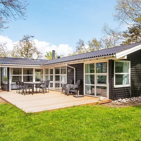 Four-bedroom In Knebel 7 Skodshoved Strand